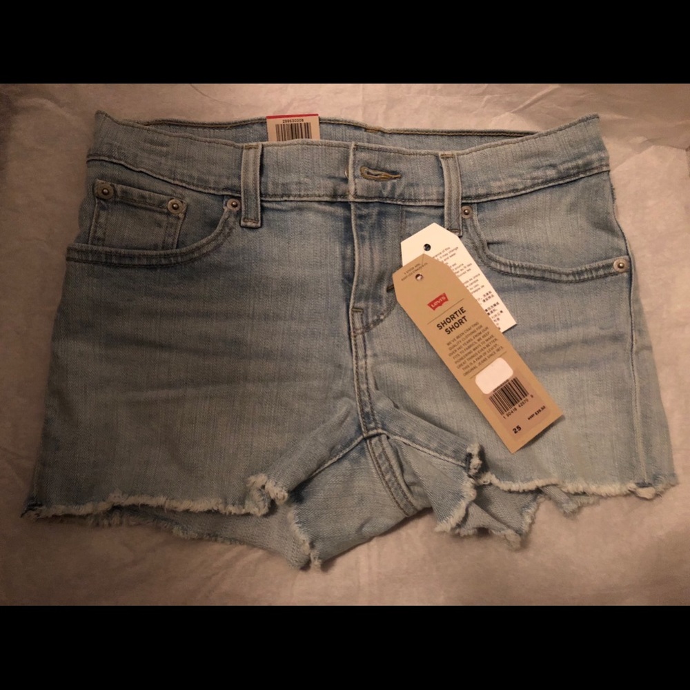 🆕 Levi’s “shortie shorts “